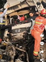 芜合高速两车追尾驾驶员被困车内 交警托举吊瓶施救