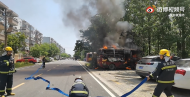 淮南一中巴車停路邊起火 被燒成一副空架子