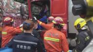 淮南一橋底下 前車掉下一袋米后車軋米打滑追尾