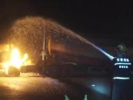 淮南境內一轎車撞向路邊貨車后燃起大火  轎車司機車內身亡