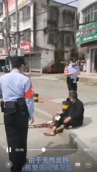 六安一八旬老人吐血倒地 民警及時趕往救助