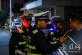 男子酒驾遇交警查车让朋友“顶包”  但挪位置时把鞋子落下