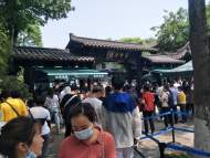 杭州斷橋快“擠斷”了   “五一”第二天雷峰塔、蘇堤、斷橋上人山人海