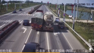 定遠南兩輛重型車路口爭道搶行   釀成剮蹭事故兩車均受損