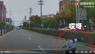 滁州：男孩狂奔追公交被出租車撞飛  所幸身體無大礙