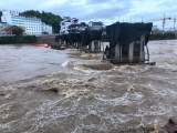 黄山市强降雨致河水猛涨  屯溪老大桥桥墩迎第一轮考验
