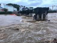 黃山市強降雨致河水猛漲  屯溪老大橋橋墩迎第一輪考驗