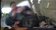 安慶：老人抱三個月大嬰兒被困車內  車內持續(xù)高溫