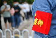 合肥奧體中心方艙新冠疫苗接種點(diǎn)設(shè)置欄桿   市民有序排隊(duì)接種