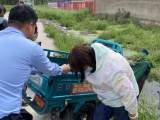 电动三轮车不慎开进水沟 萧县警民施援手