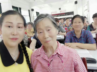 致敬母親|女兒陪母親一起上老年大學 