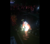 亳州一狗狗被卡喷泉内  消防员下水施救