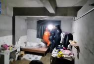 黃山一男子揮舞菜刀要跳樓