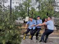 宿松一村民遭暴雨襲擊受傷被困   民警及時翻墻救援