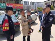 蚌埠3歲童偷跑下車迷路了  市場內(nèi)熱心人多方動員幫忙尋親人