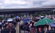 合肥奧體中心方艙接種點市民排幾百米長隊  附近路段實行交通管制