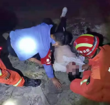 合肥一男子因琐事跳河轻生 辅警一跃而下将其拉回