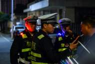 面包车司机涉嫌酒驾被查  泾县警方两个多月查处酒驾50多人