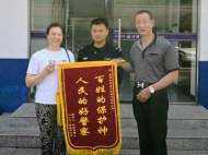 游客玩漂流后遺失手機  涇縣民警在其所乘順風車里找到