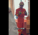 芜湖一居民家床头柜后藏着蛇   户主和消防员都笑了