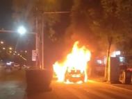 汽車行駛途中突然起火 六安消防緊急救援