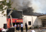 合肥一饭店失火冒出浓烟 休假消防员合力救援