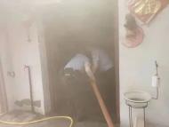 活动板房突发大火 宿州警方冲进屋内将煤气罐拖出