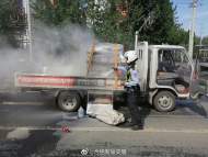 易燃易爆電池突然起火燃燒  合肥鐵騎迅速處置