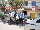 泗县一名男子收麦子时被蛇咬  家人报警求助