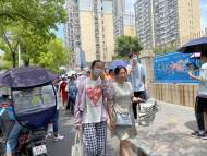 大考2021|語文考試結束 考生們面帶微笑自信走出考場