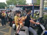 大考2021｜外语考试结束，考生手捧鲜花离开考点