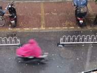 早高峰合肥突降急雨  淋濕了不少上班上學族