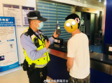 ​合肥一司机大白天等红灯睡着  一查竟是醉驾