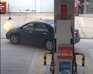六安葉集一加油站驚險20秒：轎車突然起火員工神速撲滅