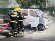 淮南一小貨車停車等紅燈時突然著火 消防緊急撲救