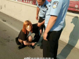 淮北：女孩马路中间行走不躲避车辆 民警一查发现异常