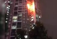 合肥一高層住宅失火 保安等人提50個滅火器撲救

