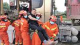 六安经开消防：半挂车与货车相撞，半挂车司机被困车内