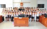 合肥市琥珀名城小学学生走进瑶海区人民法院 模拟法庭当起“小法官”