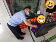 老人要取7萬元現金求助民警 擔憂其被騙民警反復詢問后送她回家
