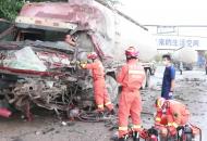 兩輛水泥罐車相撞 一駕駛員被困