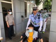 大考2021｜蕪湖一考生坐輪椅參加高考 民警送護(hù)他進(jìn)考場(chǎng)