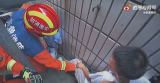 六安一男孩腿被墙上钢筋刺穿  消防员剪切钢筋施救