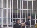 亳州一男孩试图攀爬5楼防盗窗被困 警民及时救助脱险