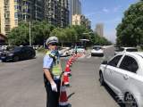 大考2021｜高考第二场即将开考 交警在合肥八中考点指挥车辆