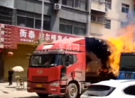 蚌埠一貨車學校附近燃起熊熊大火    司機沉著駕車遠離人群學校