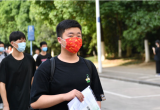 大考2021|合肥八中考点考生戴着“高考必胜”口罩进入考点
