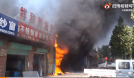 蚌埠一修車鋪突發火災  消防員搶出易燃易爆氣罐