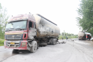 蕪湖：兩輛水泥罐車相撞   駕駛室嚴重變形致司機被困