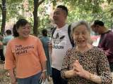 大考2021｜送考奶奶双手合十：祝我孙子考上好大学